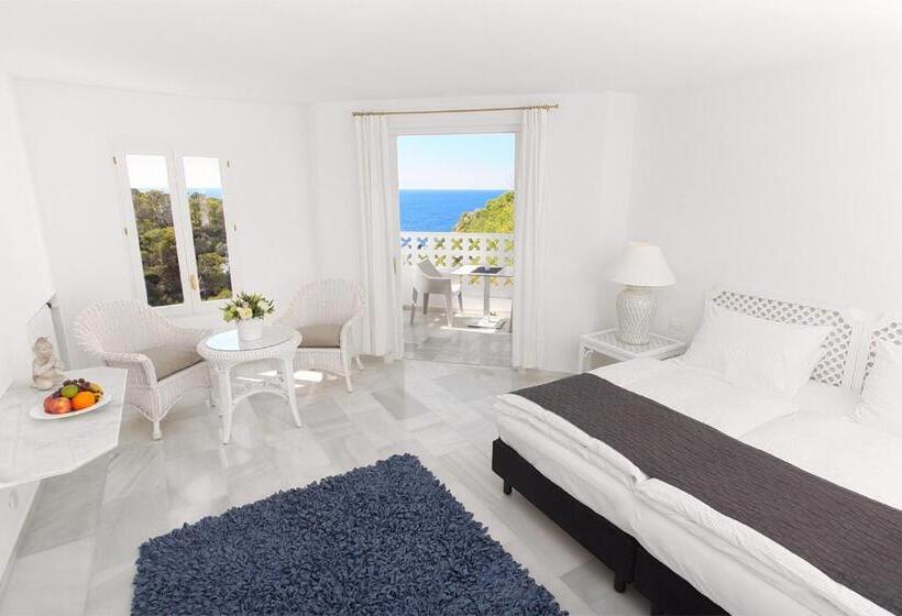 غرفة قياسية مطلّة علي البحر, Village