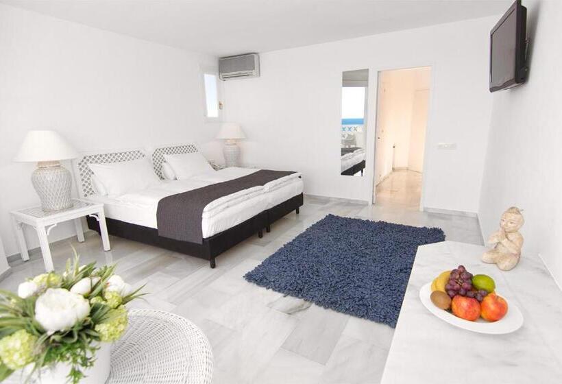 غرفة قياسية مطلّة علي البحر, Village