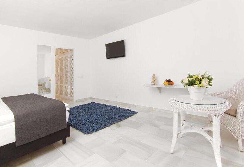 غرفة قياسية مطلّة علي البحر, Village