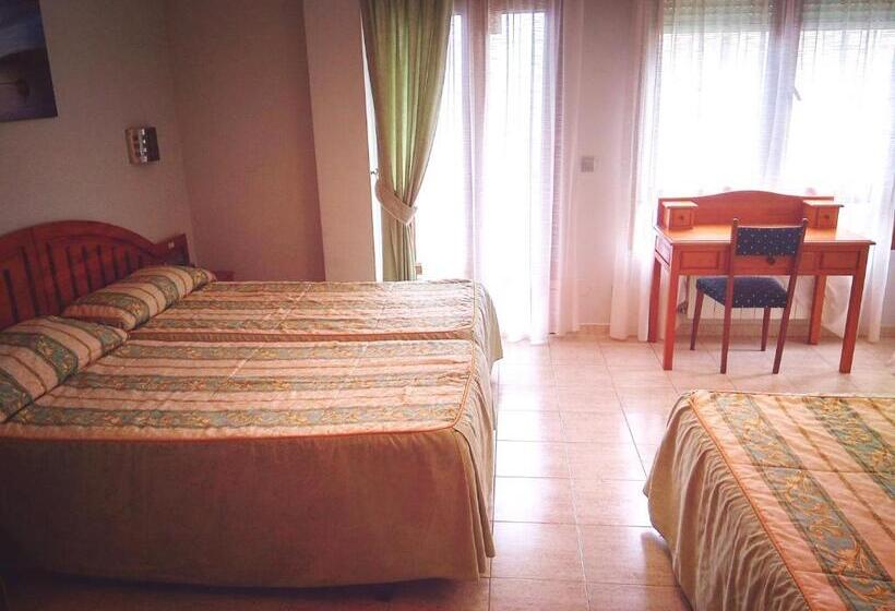 اتاق استاندارد سه نفره, Arillo