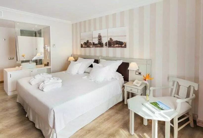 اتاق لوکس با چشمانداز استخر, Barcelo Isla Canela