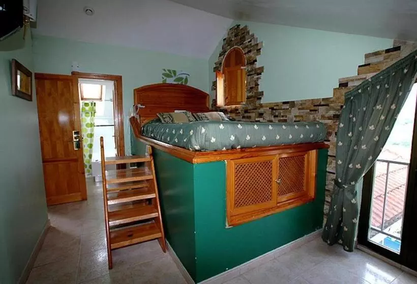 Çatı Katı Oda, Campomar