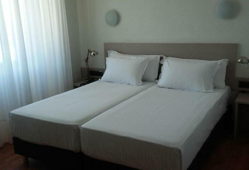 スタンダードルーム, Los Angeles