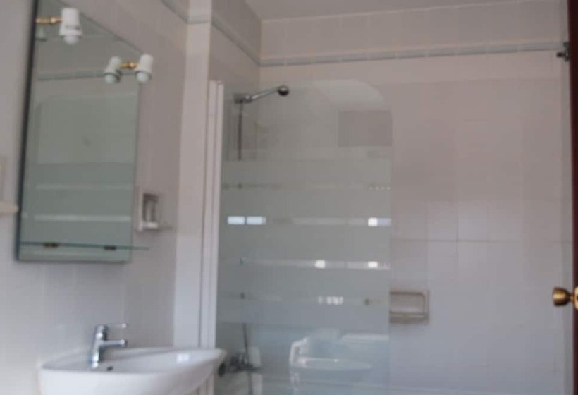 标准三人间, Marina Victoria