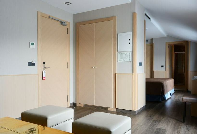 四人标准间, Pedro I De Aragon 4 Estrellas Superior