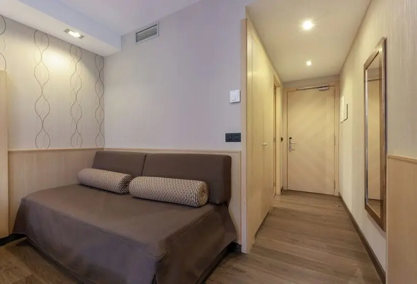 اتاق استاندارد سه نفره, Pedro I de Aragon 4* Sup