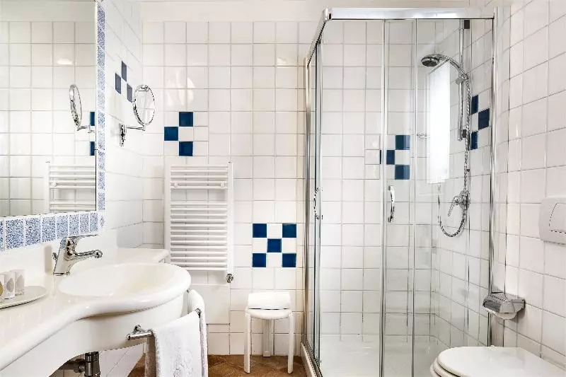 Standard Værelse, Scala