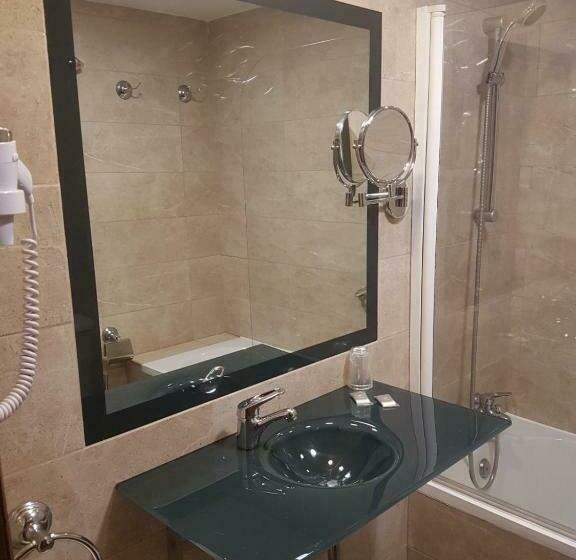 标准间, Familia Conde