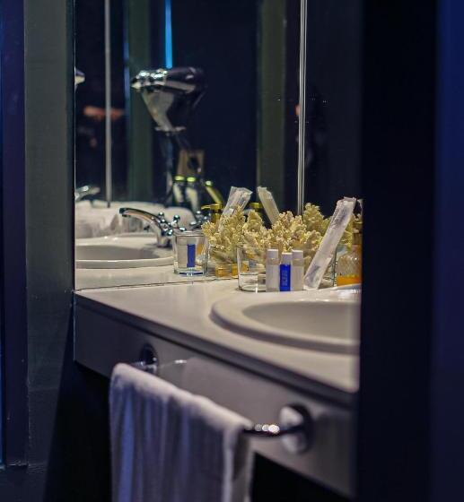 Suite with lake view, Hita