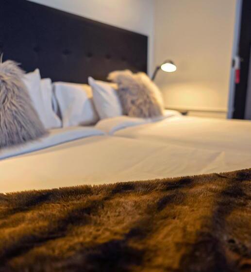 Suite with lake view, Hita