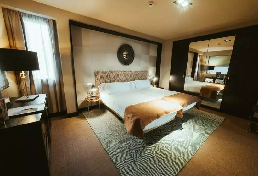 Suit Deluxe, Barceló León Conde Luna