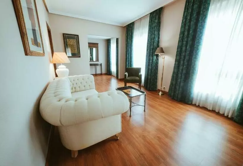 Suite, Barceló León Conde Luna