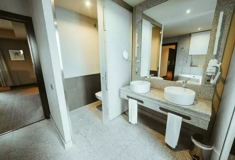 Suit Deluxe, Barceló León Conde Luna