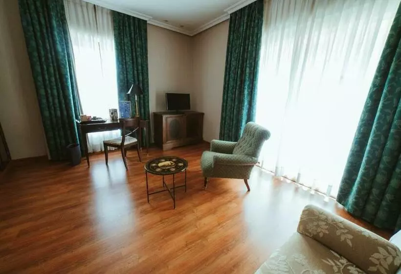 Suite, Barceló León Conde Luna