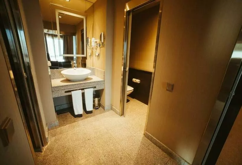 Suit Deluxe, Barceló León Conde Luna