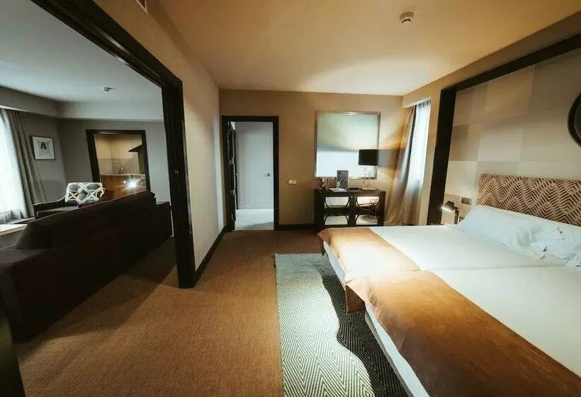 Suit Deluxe, Barceló León Conde Luna