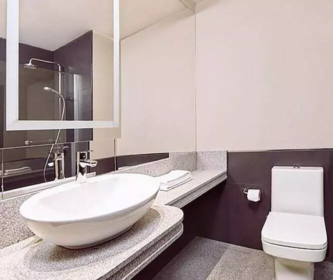 Suit Deluxe, Barceló León Conde Luna