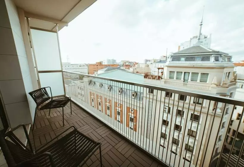 Suit Deluxe, Barceló León Conde Luna