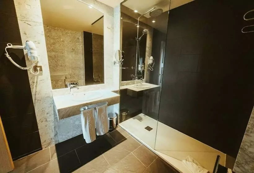 Suit Deluxe, Barceló León Conde Luna