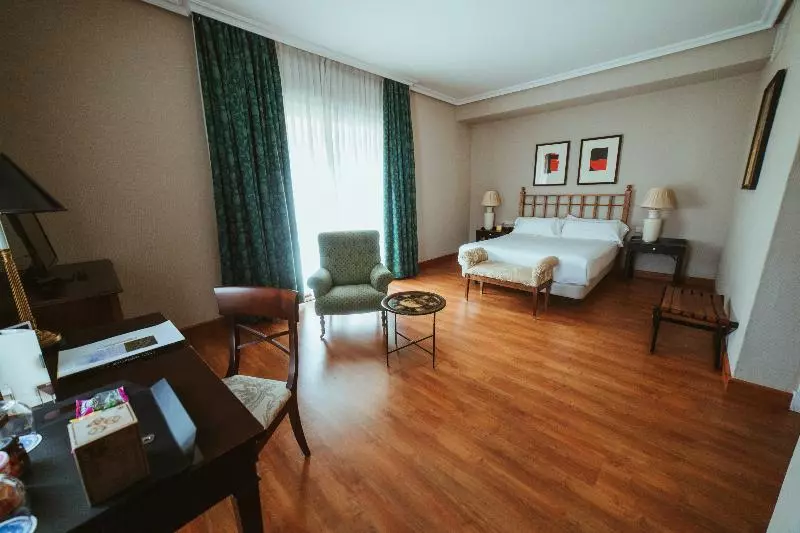 Suite, Barceló León Conde Luna