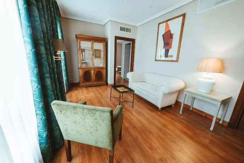 Suite, Barceló León Conde Luna