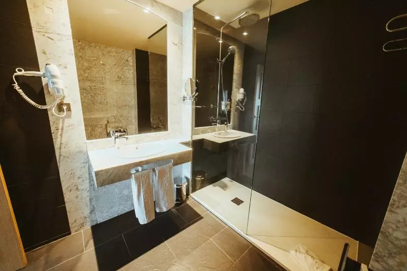 Suit Deluxe, Barceló León Conde Luna
