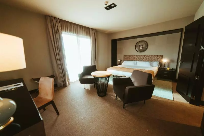 Suit Deluxe, Barceló León Conde Luna