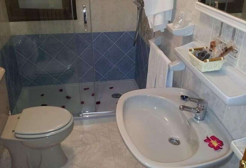 اتاق استاندارد چهار تخته, Liñares