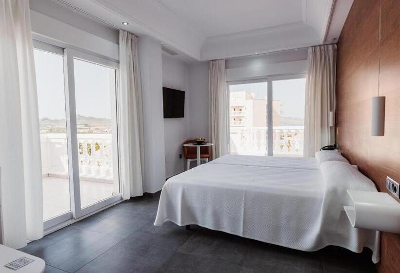 Номер Стандарт Вид на Море, Los Delfines