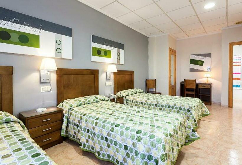 スタンダードトリプルルーム, Manolo