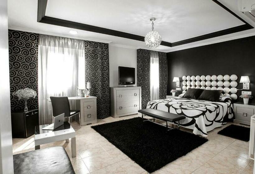 小型套房, Manolo