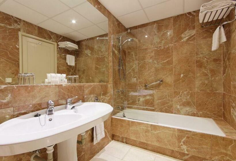 اتاق استاندارد چهار تخته, Hotel Mayorazgo