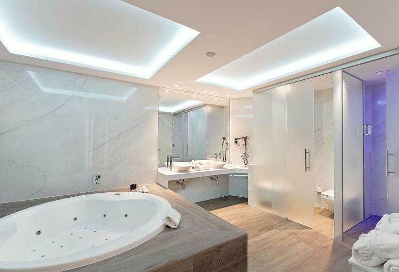 اتاق لوکس با وان آب گرم, Hotel Mayorazgo