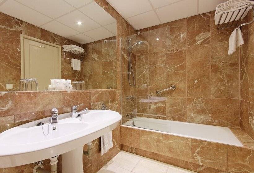 اتاق استاندارد چهار تخته, Hotel Mayorazgo