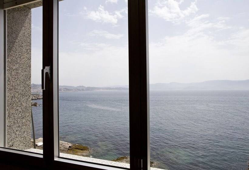 غرفة قياسية مطلّة علي البحر, Siroco