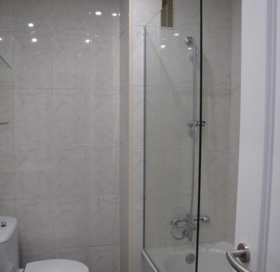 اتاق استاندارد سه نفره, Ton