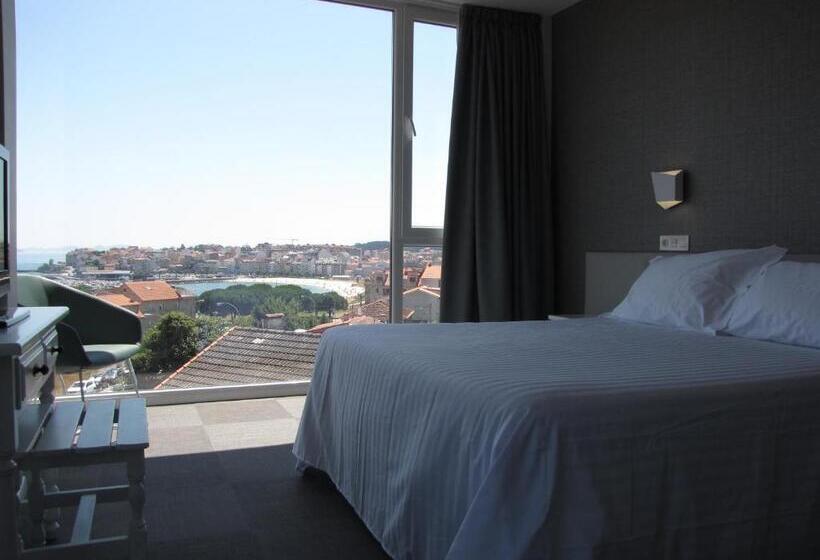 اتاق لوکس با چشم‌انداز دریا, Ton