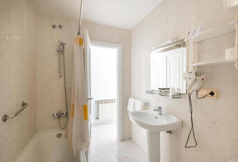 Economy Triple Room, Ton