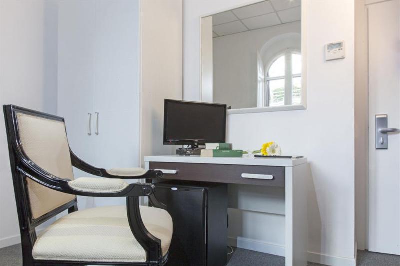 Economy Quadruple Room, Ton