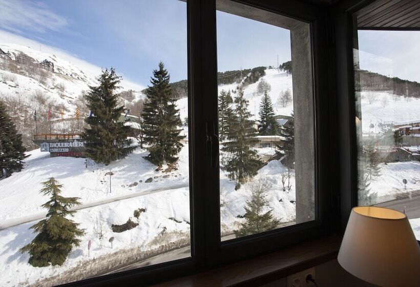 غرفة قياسية ثلاثية, Tuc Blanc