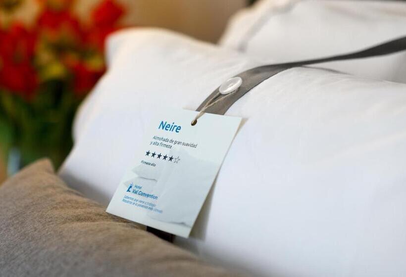 اتاق خانوادگی با چشم‌انداز دریا, Val Convention