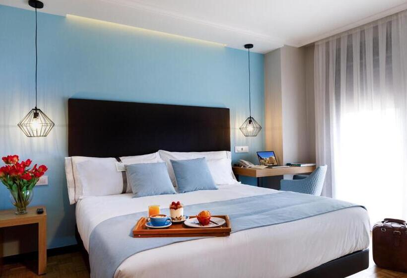 اتاق خانوادگی با چشم‌انداز دریا, Val Convention