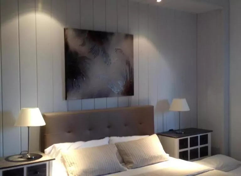 Quarto Triplo Standard com Balcão, Valjunco