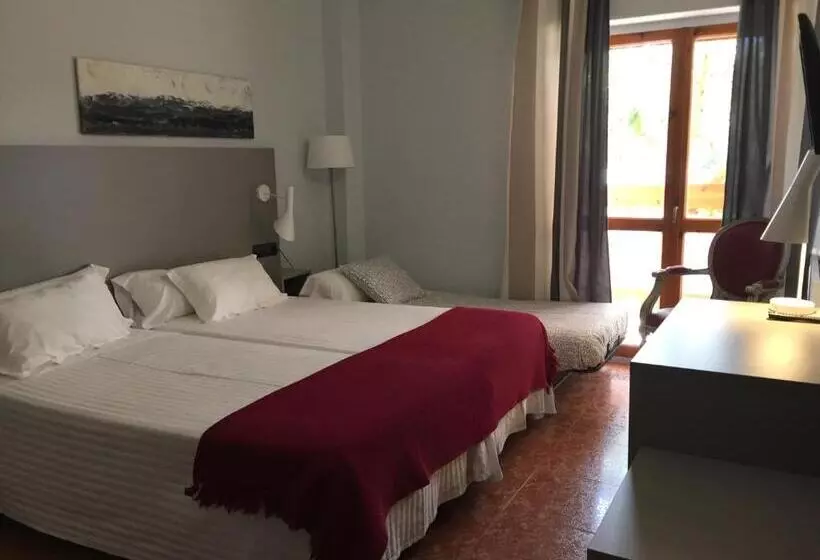 Quarto Triplo Standard com Balcão, Valjunco