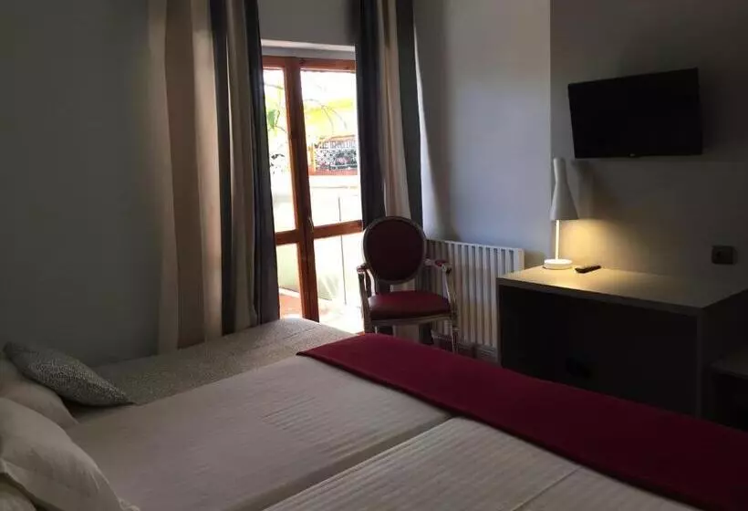 Quarto Triplo Standard com Balcão, Valjunco