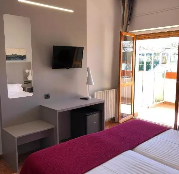 Quarto Triplo Standard com Balcão, Valjunco
