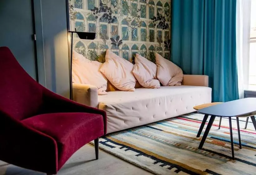 سوییت, Motel One Madridplaza De España