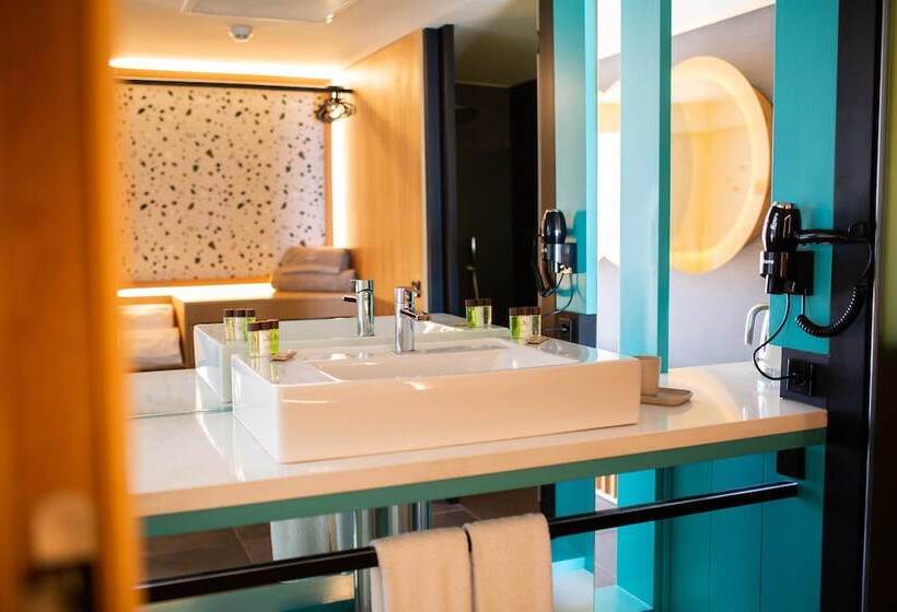 اتاق سوپریور با چشمانداز دریا و بالکن, Servatur Riosol