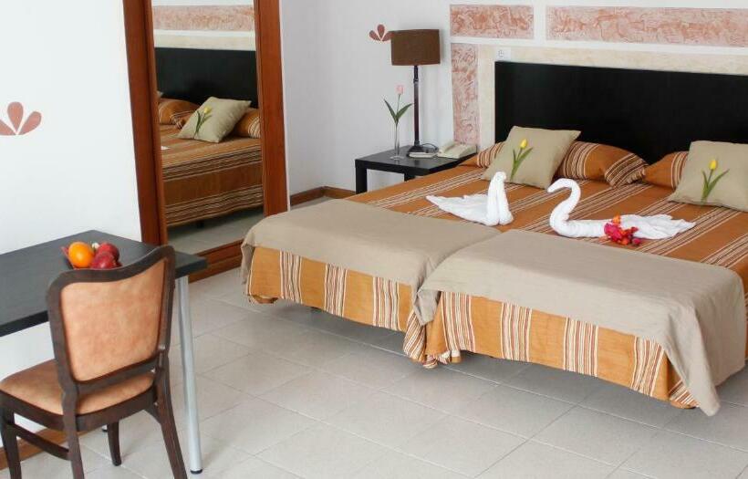 غرفة قياسية ثلاثية, 4dreams Hotel Chimisay