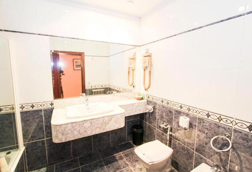 غرفة قياسية ثلاثية, Castellano Centro